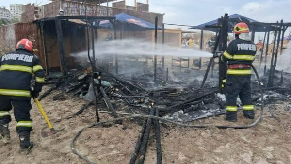 Incendiu puternic la un beach bar de pe o plajă din Constanța. Pompierii au intervenit de urgență