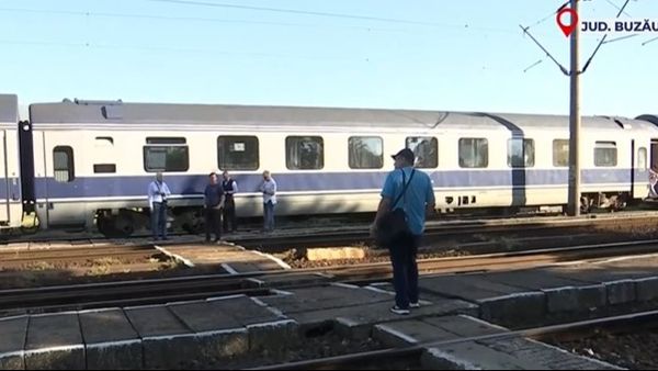 VIDEO Haos pe calea ferată: sute de călători blocați ore &icirc;ntregi &icirc;n trenuri fără aer condiționat, din cauza lucrărilor la infrastructură