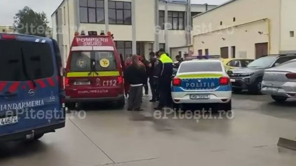 Caz șocant la un liceu din Pitești: un elev și-a atacat colegii cu o macetă. Un băiat de 15 ani a ajuns la spital