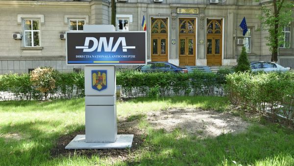 VIDEO Bărbat din Buzău prins &icirc;n flagrant &icirc;n timp ce primea 10.000 de euro mită, pretinz&acirc;nd că este general SIE