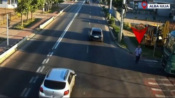 VIDEO Tragedie pe trecerea de pietoni &icirc;n Alba Iulia: un bărbat de 73 de ani a fost lovit mortal de un tir