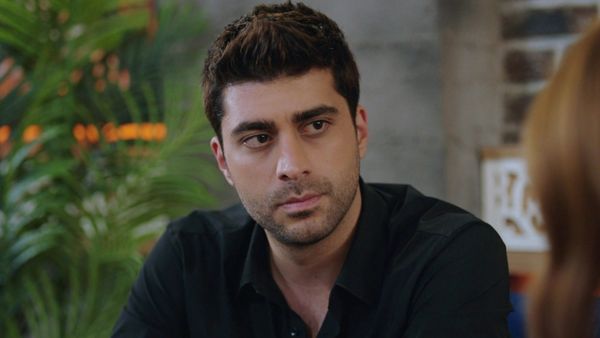 Ce studii are carismaticul Doğukan G&uuml;ng&ouml;r, protagonistul serialului &bdquo;O dragoste&rdquo;! Iată ce evoluție spectaculoasă a avut talentatul actor