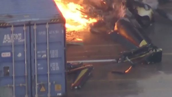 VIDEO Incident cumplit &icirc;n Los Angeles: un elicopter de televiziune s-a prăbușit &icirc;n timpul unei transmisiuni live și a provocat decesul a trei persoane și un incendiu devastator