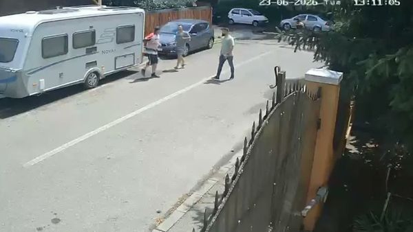 VIDEO Momente de panică &icirc;n Ploiești: Un bărbat a amenințat cu o armă mai multe persoane &icirc;ntr-un parc