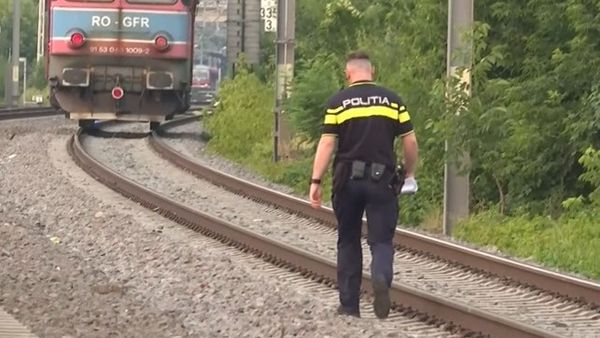 VIDEO Tragedie la Mediaș: Doi adolescenți și-au pierdut viața după ce au fost loviți de tren &icirc;n timp ce traversau calea ferată