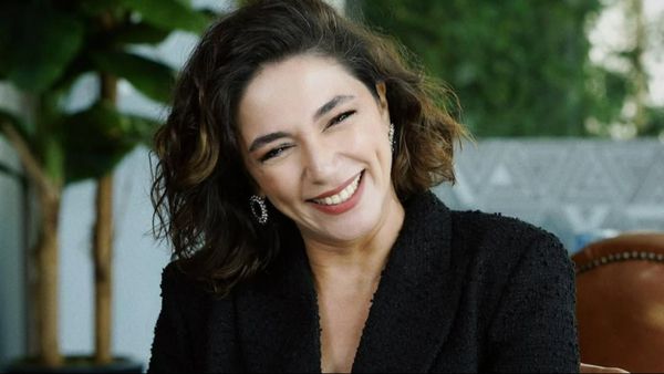 Şebnem Hassanisoughi, care joacă rolul Şebnem Sualp &icirc;n serialul Inimă rebelă, nuntă de basm cu alesul inimii sale! Iată cum au strălucit cei doi miri la grandiosul eveniment, &icirc;n urmă cu nouă ani
