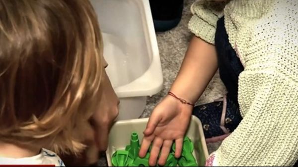 VIDEO Scandal &icirc;ntr-o grădiniță din Galați: Părinții au decis să nu-și mai trimită copiii la cursuri, după ce educatoarea acuzată de agresiune s-a &icirc;ntors la clasă
