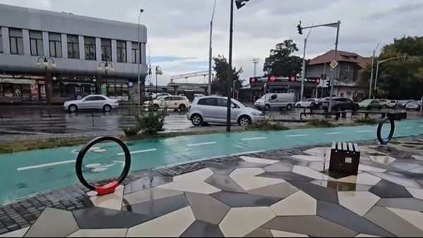 VIDEO Scandal la intrarea &icirc;n Iași: Panouri publicitare din Bacău critică starea pistelor de biciclete din capitala Moldovei