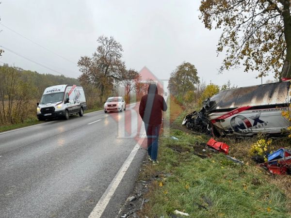 El este Adrian, t&acirc;nărul care ar fi provocat evenimentul rutier mortal ce a avut loc astăzi &icirc;n județul Iași. Acesta a pătruns pe contrasens unde s-a izbit frontal de o autoutilitară