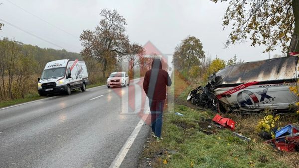 El este Adrian, t&acirc;nărul care ar fi provocat evenimentul rutier mortal ce a avut loc astăzi &icirc;n județul Iași. Acesta a pătruns pe contrasens unde s-a izbit frontal de o autoutilitară