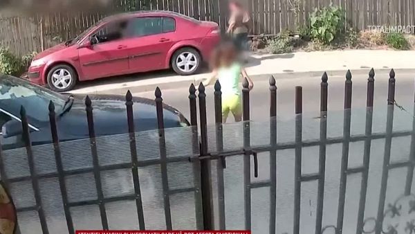 VIDEO Incident cumplit &icirc;n Alexandria: O fetiță de 10 ani lovită de o mașină &icirc;n fața casei