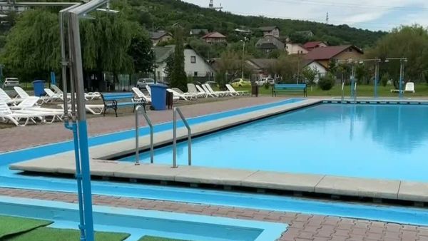 VIDEO Copil de 5 ani a ajuns la spital &icirc;n comă, după ce a fost aproape de a se &icirc;neca &icirc;n bazinul ștrandului municipal din Iași