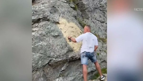 VIDEO Un gest aparent romantic a st&acirc;rnit indignare și a declanșat o anchetă penală pe Transfăgărășan