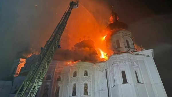 Catedrala Adormirii Maicii Domnului din Kiev, a fost cuprinsă de flăcări după un atac rusesc. Patru persoane și-au pierdut viața și alte 23 au ajuns la spital
