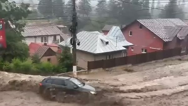 VIDEO Inundații devastatoare și vijelii puternice lovesc Rom&acirc;nia: Valea Prahovei și alte județe sub coduri de alertă