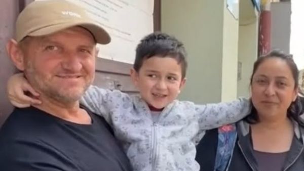 VIDEO Alexandru, băiețel de 5 ani din Sibiu, a fost externat și a ajuns acasă. Părinții micuțului găsit &icirc;n pădure, primele declarații după ce fiul lor s-a &icirc;ntors &icirc;n s&acirc;nul familiei