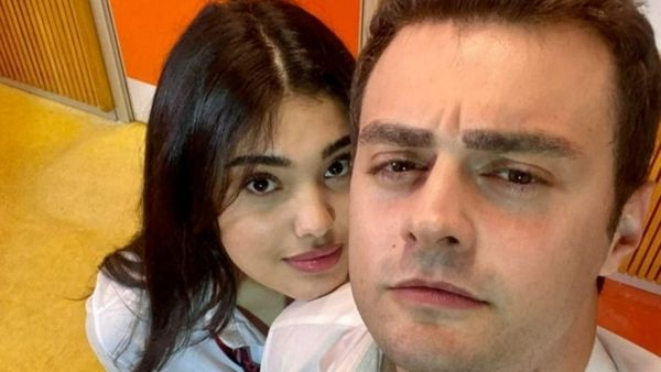Yiğit Ko&ccedil;ak, actorul care joacă rolul &Ouml;mer &icirc;n serialul Totul pentru familia mea, &icirc;n cele mai trăsnite ipostaze alături de colegele sale de platou: &bdquo;Timp cu familia!&rdquo; Cum a fost surprins acesta &icirc;n spatele camerelor de filmat