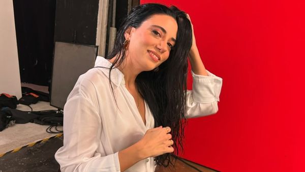 Ceren Karako&ccedil;, actrița care joacă rolul Nursema &icirc;n serialul &bdquo;O dragoste&rdquo;, re&icirc;nt&acirc;lnire de senzație cu fostul ei partener de platou! Iată cum au fost surprinși cei doi actori