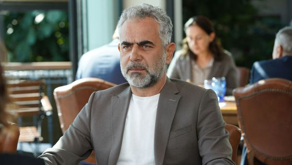 Yurdaer Okur, actorul care joacă rolul Serhan Soysalan &icirc;n serialul Inimă rebelă, apariție de senzație alături de cea mai importantă și iubită femeie din viața sa