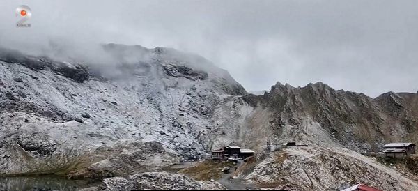 VIDEO Primul val de frig și ninsori &icirc;n Rom&acirc;nia: Temperaturile scad sub pragul de &icirc;ngheț, zăpada a acoperit crestele montane