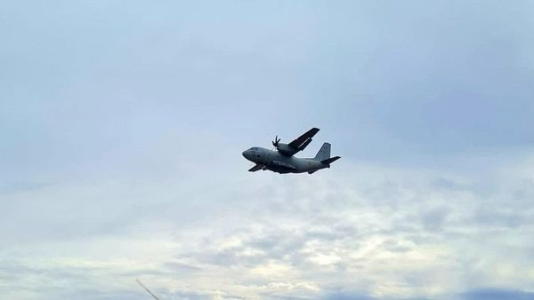 VIDEO Incident &icirc;n timpul unui exercițiu militar la Buzău: Parașutist suspendat sub avion și alt militar rănit la aterizare