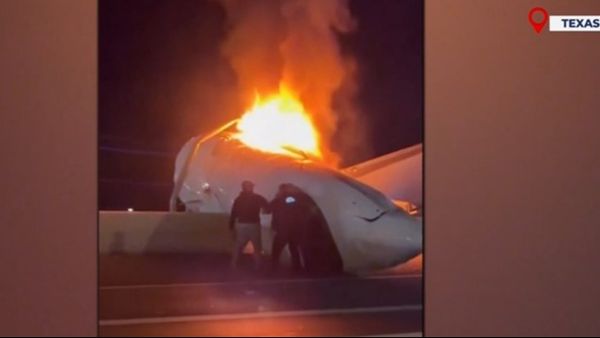 VIDEO Tragedie pe autostrada din Texas: Un avion privat s-a prăbușit, o persoană și-a pierdut viața