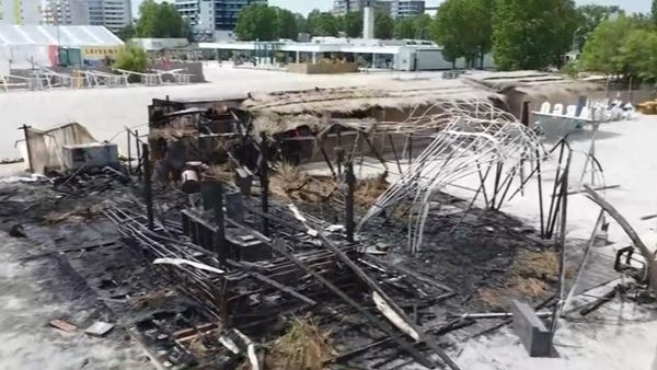 VIDEO Dezastru pe litoral: Un bar celebru din Mamaia a ars complet cu doar c&acirc;teva zile &icirc;nainte de deschiderea sezonului estival