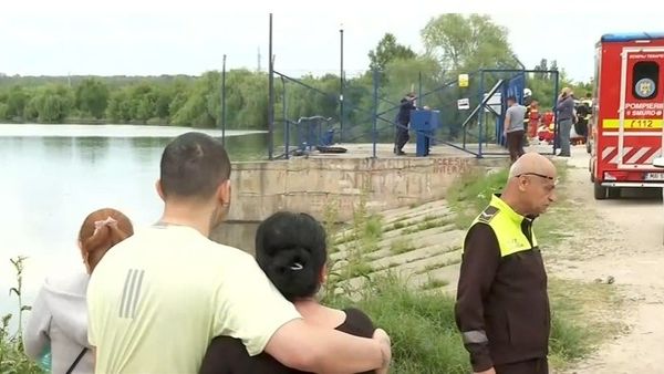 VIDEO Un adolescent a sărit să-și salveze prietena care a căzut &icirc;ntr-un lac din Chitila. Cei doi au ajuns la spital