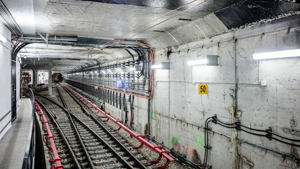 Incident la metrou pe Magistrala 4. Circulaţia trenurilor a fost &icirc;ntreruptă mai bine de o oră &icirc;ntre staţiile 1 Mai şi Jiului, după ce o bucată din tunel s-a prăbuşit