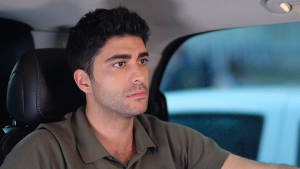 Doğukan G&uuml;ng&ouml;r, care joacă rolul Fatih &icirc;n serialul &bdquo;O dragoste&rdquo;, pasiune nebănuită! Iată cum a fost surprins celebrul actor dincolo de platourile de filmare