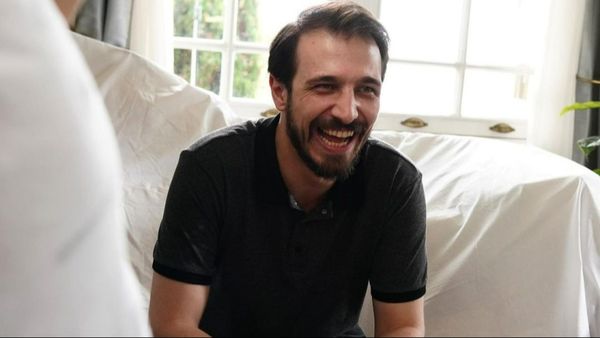 Emrah Altintoprak, actorul care joacă rolul Mustafa &icirc;n serialul &bdquo;O dragoste&rdquo;, apariție de senzație &icirc;n compania colegelor saie, pe platourile de filmare