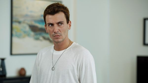 Bertan Asllani, t&acirc;nărul actor care joacă rolul Alaz Soysalan, &icirc;n serialul &bdquo;Inimă rebelă&rdquo;, apariție de senzație &icirc;n compania celei mai iubite și importante femei din viața sa