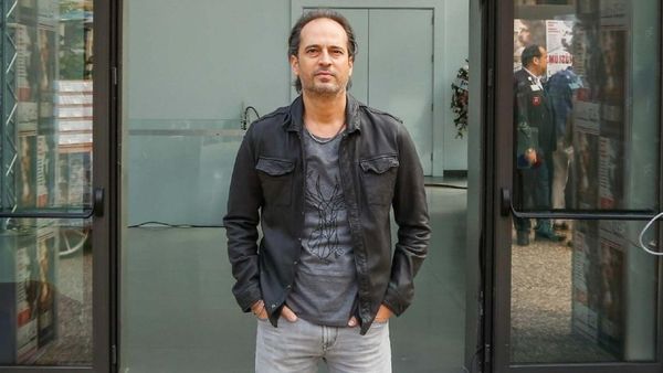 Cine este și c&acirc;ți ani are Timu&ccedil;in Esen, actorul care joacă rolul principal &icirc;n serialul turcesc "Pe m&acirc;ini bune"! Iată &icirc;n ce producție l-a cunoscut publicul din Rom&acirc;nia