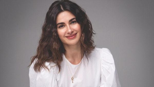 Nesrin Cavadzade, care a jucat rolul Sahika &icirc;n serialul Prețul fericirii, nuntă de poveste cu alesul inimii sale! Iată cum a strălucit superba actriță &icirc;n rochie de mireasă