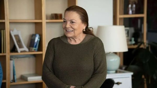 Celebra Aliye Uzunatagan, care joacă rolul Sonmez &icirc;n serialul &bdquo;O dragoste&rdquo;, considerată o legendă a cinematografiei turcești! Iată c&acirc;ți ani are &icirc;ndrăgita actriță și cum a fost surprinsă &icirc;n afara platourilor de filmare