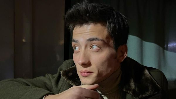 Atakan &Ouml;zkaya, carismaticul actor care joacă rolul Sarp &icirc;n serialul Totul pentru familia mea! Iată cine este superba actriță care i-a furat inima