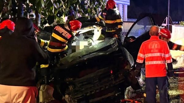Eveniment rutier grav &icirc;n V&acirc;lcea. Trei persoane si-au pierdut viata după ce două maşini s-au izbit violent pe DN67. Alte două persoane rănite au ajuns la spital