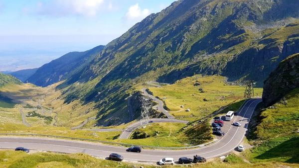Transfăgărăşanul se &icirc;nchide s&acirc;mbătă. Circulaţia va fi oprită timp de 11 ore pentru desfăşurarea unei competiţii de triatlon